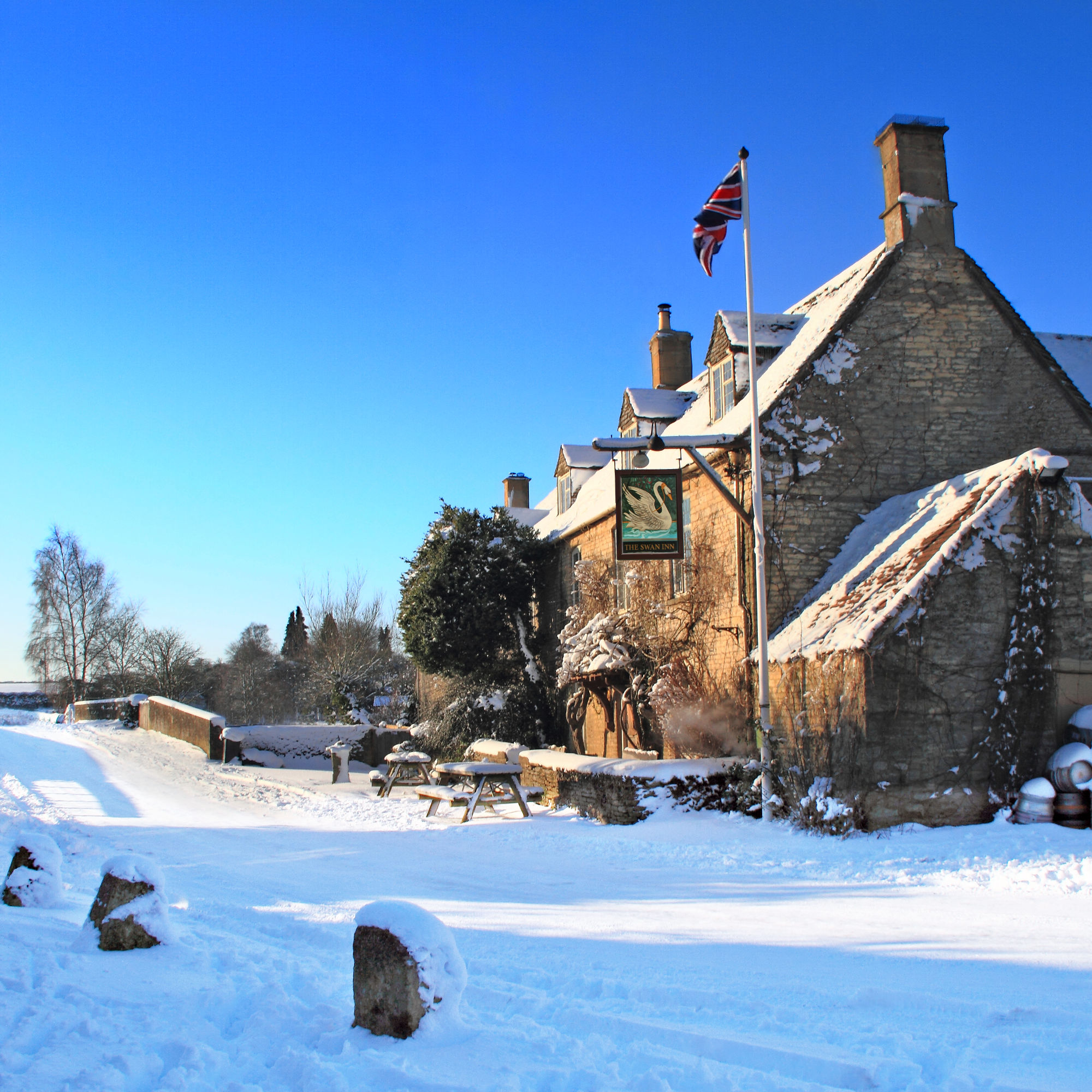 THE PERFECT COTSWOLDS CHRISTMAS Bantam Life